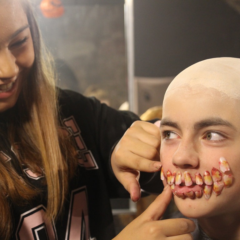 Als Gruselarzt zur Halloween-Party (Foto: SWR)