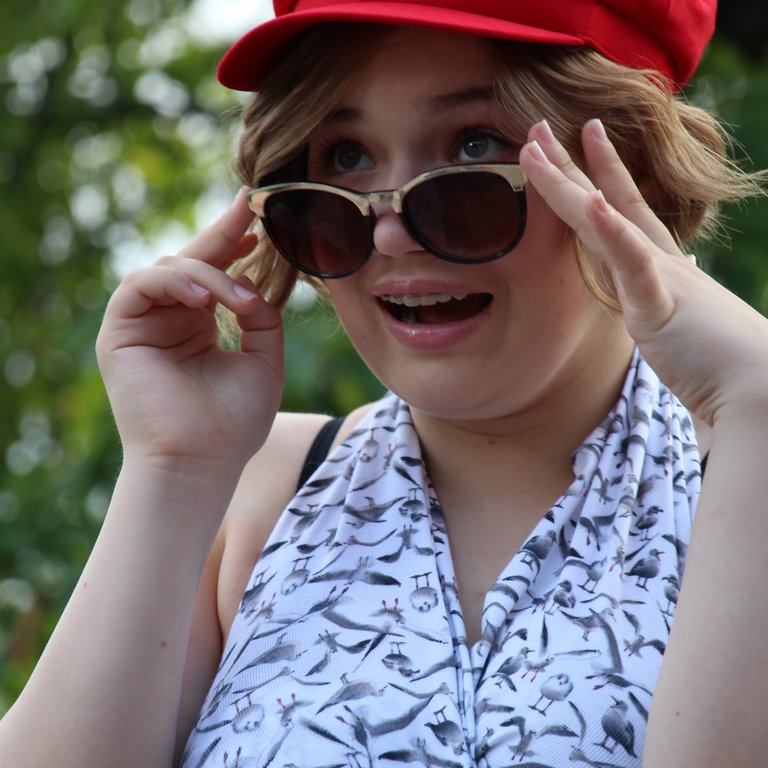Eva findet ihr neues Outfit genial! (Foto: SWR)