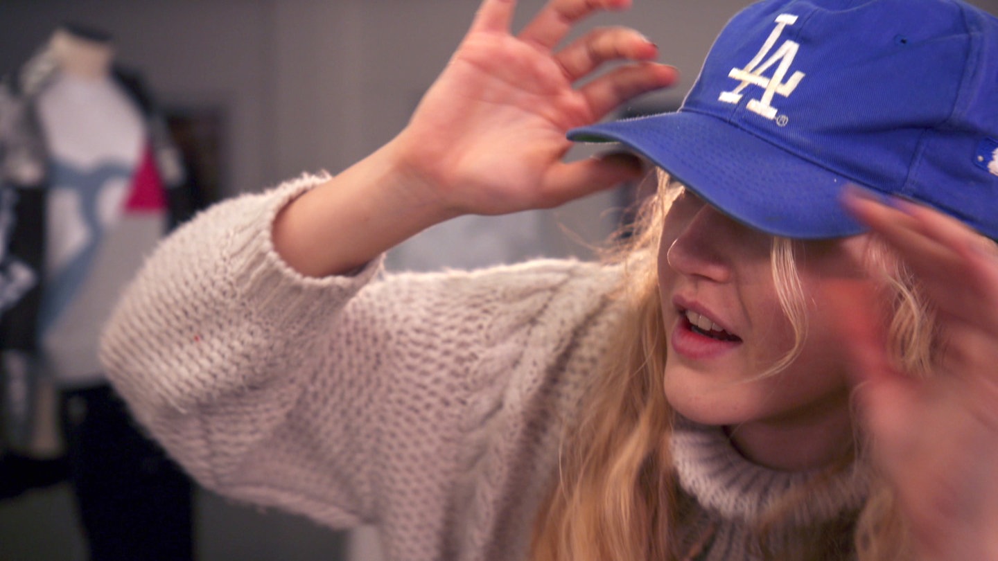 Eine junge Frau mit einem blauen Baseballcappy (Foto: SWR)