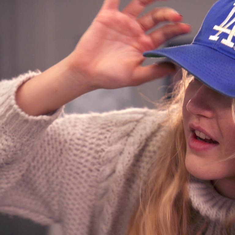 Eine junge Frau mit einem blauen Baseballcappy (Foto: SWR)