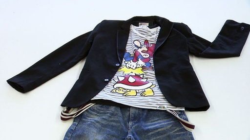 Outfit mit Comic-Shirt und Sakko