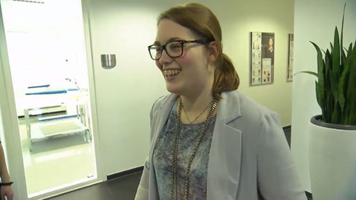 Sina in T-Shirt und Blazer