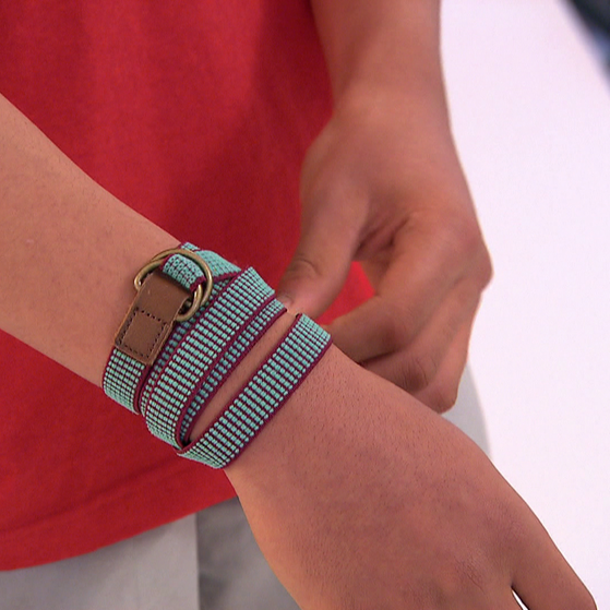 Der schmale Gürtel kommt als Armband cool