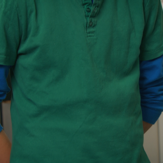 Ein T-Shirt über einem Pullover
