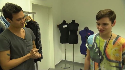 Giulio kombiniert ein Lederband zum T-Shirt