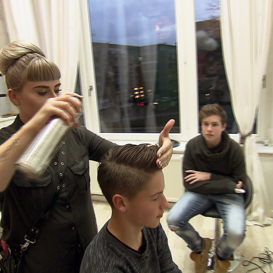 Judy benutzt Haarspray mit etwas Abstand (Foto: SWR, SWR) Judy benutzt Haarspray mit etwas Abstand