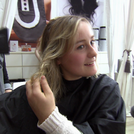 Alina dreht die Haare beim Föhnen ein (Foto: SWR, SWR)