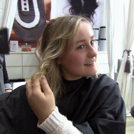 Alina dreht die Haare beim Föhnen ein (Foto: SWR, SWR) Alina dreht die Haare beim Föhnen ein