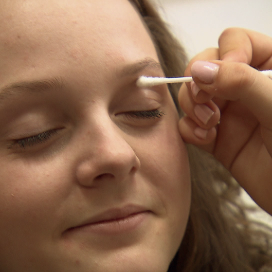 Getrocknete Wimperntusche wird entfernt (Foto: SWR, SWR) Getrocknete Wimperntusche wird entfernt