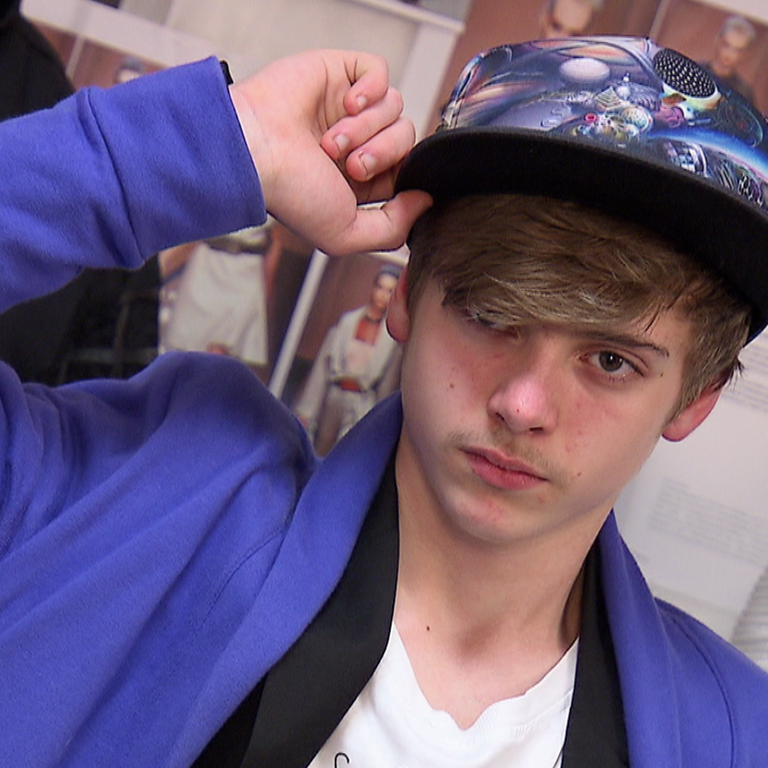Ein Teenager-Junge präsentiert stolz seinen neuen Look (Foto: SWR, SWR)