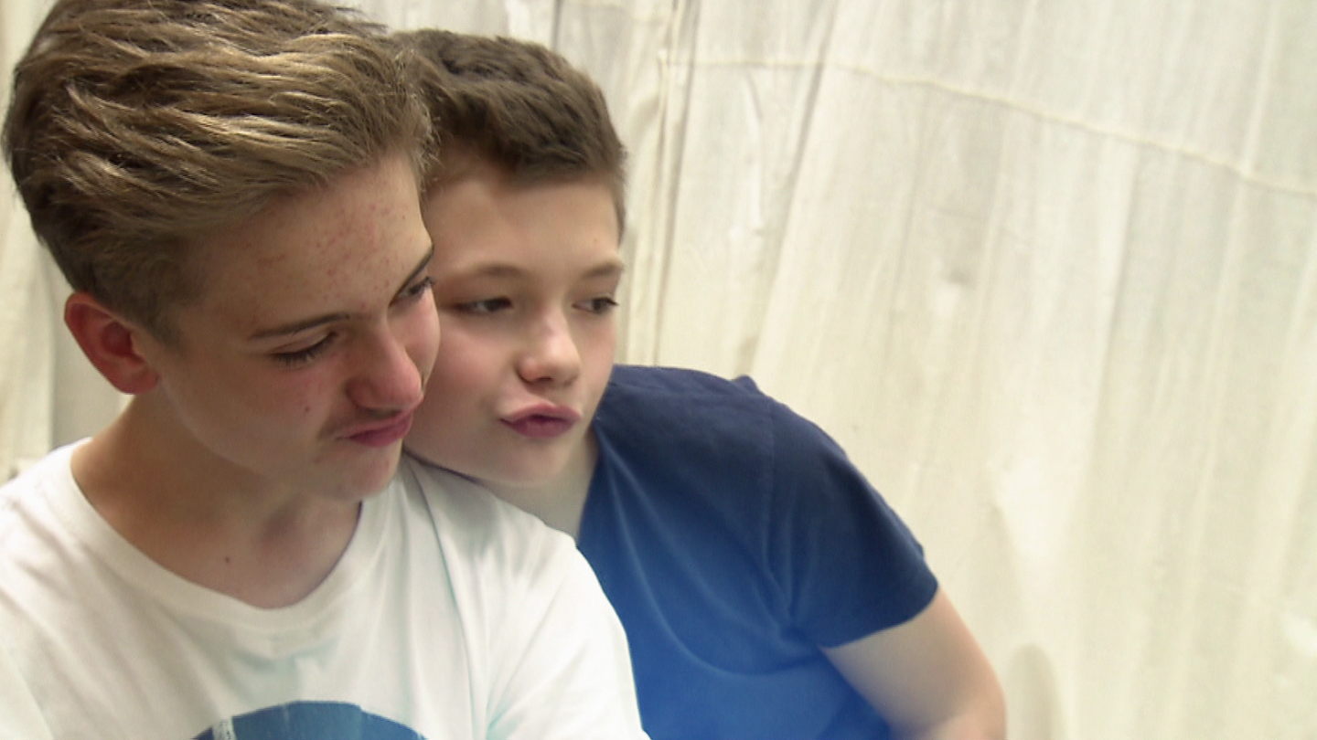Zwei Teenager Jungs staunen über ihre neuen Frisuren (Foto: SWR, SWR)