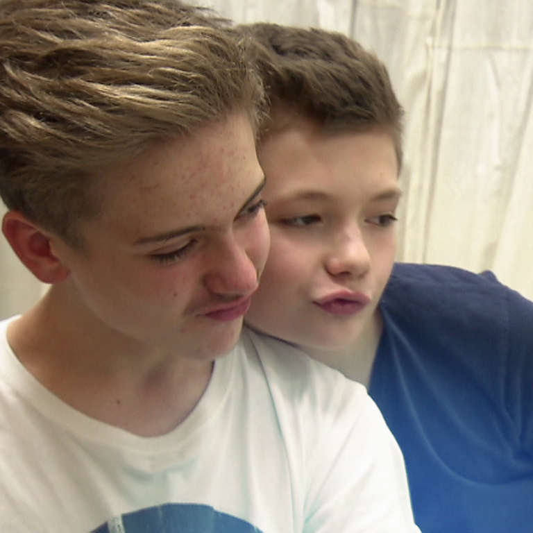 Zwei Teenager Jungs staunen über ihre neuen Frisuren (Foto: SWR, SWR)
