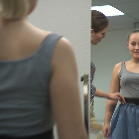 Alina vor dem Spiegel (Foto: SWR, SWR)
