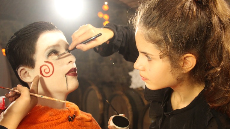 Joscha verkleidet sich an Halloween als Gespensterpuppe (Foto: SWR)