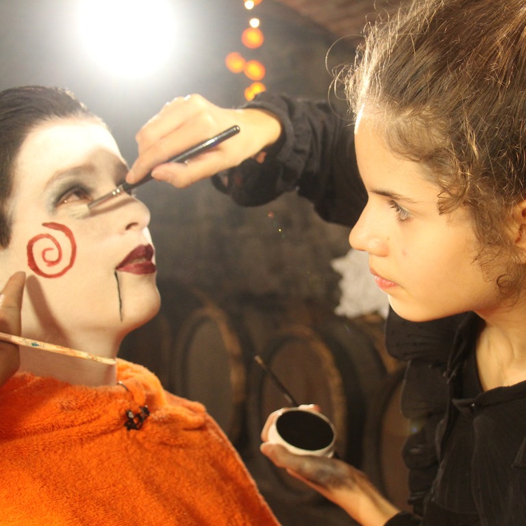 Joscha verkleidet sich an Halloween als Gespensterpuppe (Foto: SWR)