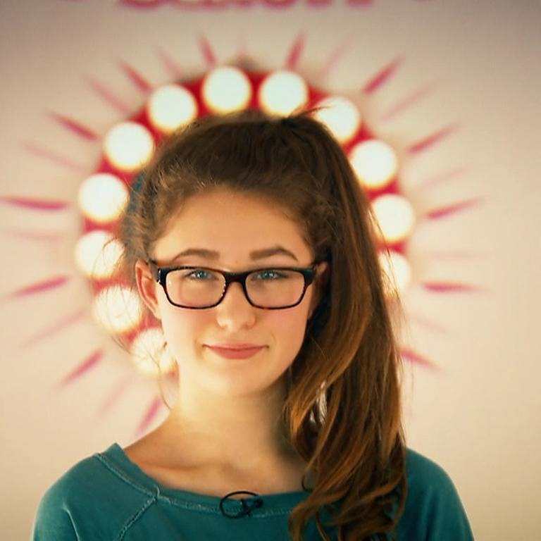 Ein Mädchen mit langen Haaren und Brille (Foto: SWR)