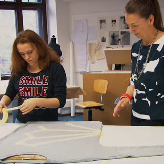 Isabella klebt ihr altes Sweat-Shirt ab