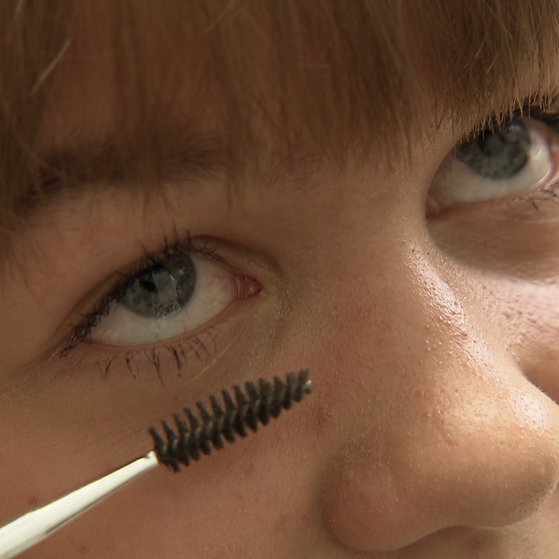 Michelle benutzt eine Wimpernbürste (Foto: SWR, SWR) Michelle benutzt eine Wimpernbürste