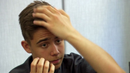 Franky stylt sein Haar mit Wachs (Foto: SWR, SWR) Franky stylt sein Haar mit Wachs