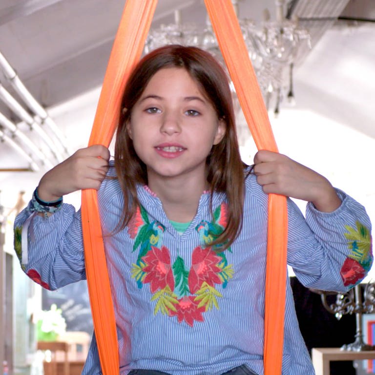 Carla aus Argentinien turnt gerne mit dem Akrobatik-Tuch (Foto: SWR)