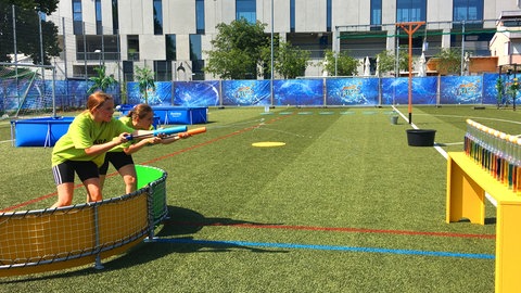 Clara und Amelie beim Pingpongschießen (Foto: SWR)