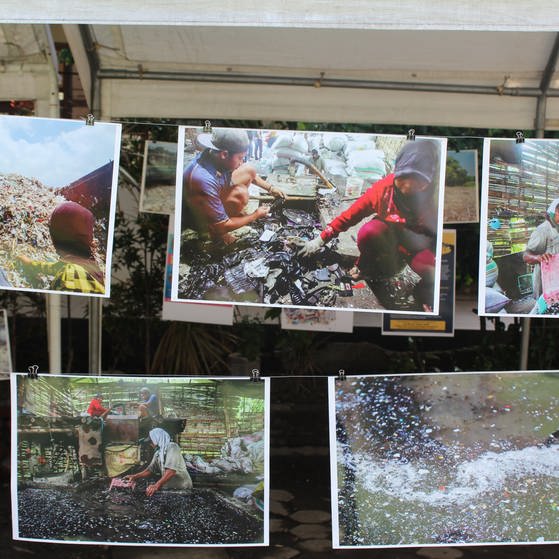 Nina und ihre Freundinnen haben viele Fotos vom Plastikmüll in Bangun gemacht für ihre Schulausstellung.  (Foto: SWR, Sonam Rinzin)
