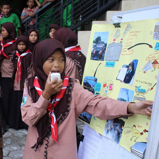 Nina erklärt ihren Mitschüler*innen die Müllexporte, die in ihrer Heimat Indonesien landen.  (Foto: SWR, Sonam Rinzin)