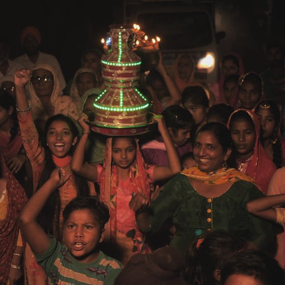 Gagan führt den Lichterzug durch ihr Dorf in Punjab, Indien, als Höhepunkt der von ihr organisierten Demonstration gegen die Umweltverschmutzung an.   (Foto: SWR, Irja von Bernstorff)