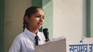 Gagan hält eine Rede an ihrer Schule über die Luftverschmutzung durch das Abbrennen der Felder.   (Foto: SWR, Irja von Bernstorff)
