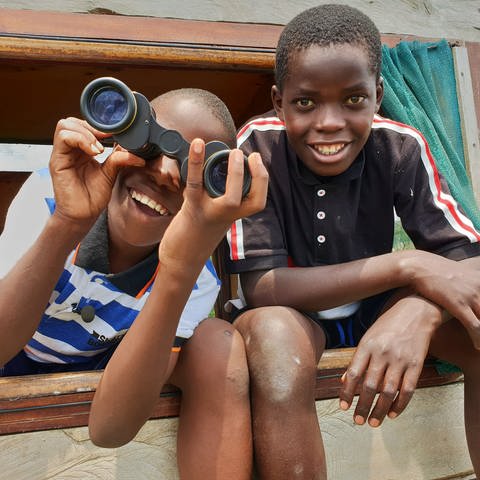 Zwei Jungen mit Fernglas lacht in die Kamera (Foto: SWR)