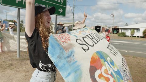 Die 12-jährige Sabyah engagiert sich beim Protest  gegen den Bau einer weiteren Kohlemine in Queensland, Australien.  (Foto: SWR, Irja von Bernstorff)