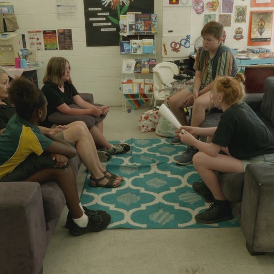 Sabyah diskutiert mit Jugendlichen in einem Jugendzentrum in Queensland, Australien, über die Gefahren der Klimakrise.  (Foto: SWR, Irja von Bernstorff)