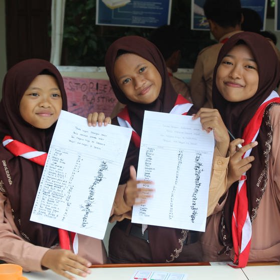 Nina und ihre Freundinnen zeigen die Unterschriften auf ihrer Petition gegen die Müllimporte nach Indonesien. (Foto: SWR, Sonam Rinzin)