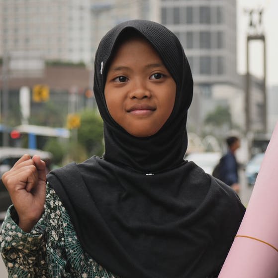 Die 12-jährige Aeshnina aus Indonesien wendet sich an die deutsche Bundeskanzlerin im Kampf gegen die Mülltransporte der Industrienationen nach Südostasien. (Foto: SWR, Sonam Rinzin)