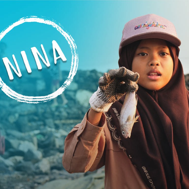 Nina hält einen Schuh in der Hand, den sie bei einer Müllsammelaktion mit ihrer Pfadfindergruppe gefunden hat. (Foto: SWR)