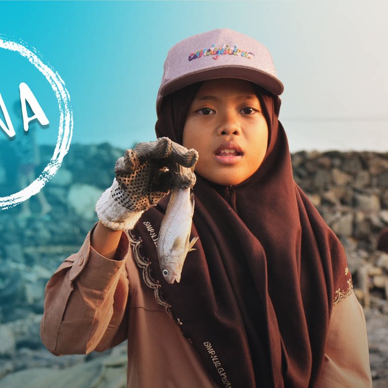 Mädchen hält toten Fisch in der Hand, um auf Umweltverschmutzung aufmerksam zu machen. (Foto: SWR)
