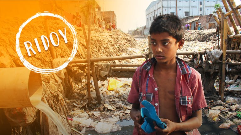 ein Junge steht vor einem Müllberg (Foto: SWR)