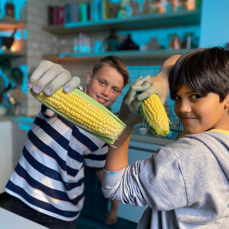 Emil und Lee testen, was Mais alles kann (Foto: SWR, Nordisch Filmproduktion/Marike Hoppe)