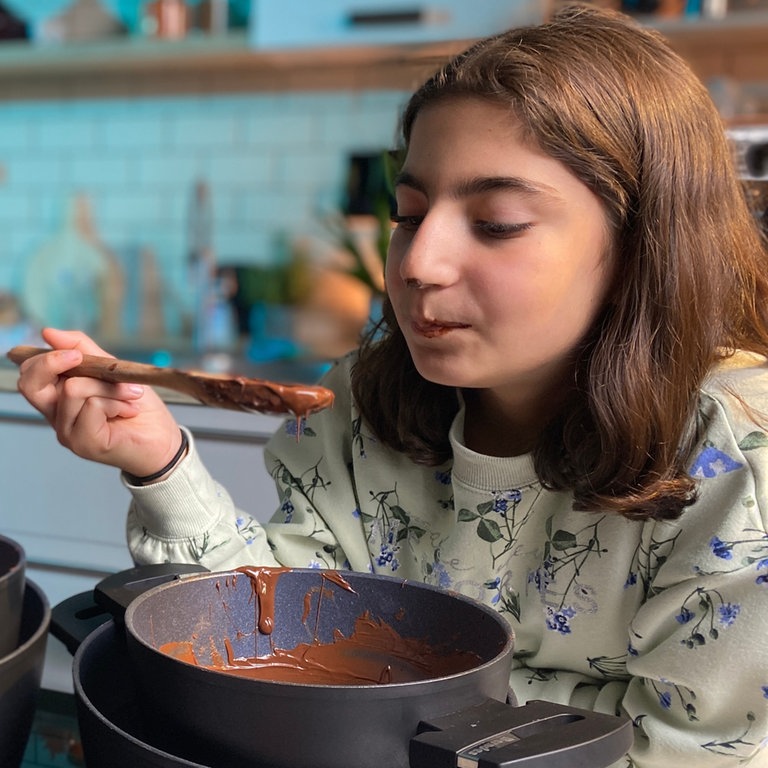 Ida und Elvan experimentieren mit Schokolade (Foto: SWR, Marike Hoppe)