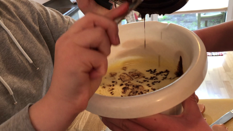 Leni und Leon backen Brownies (Foto: SWR, SWR)