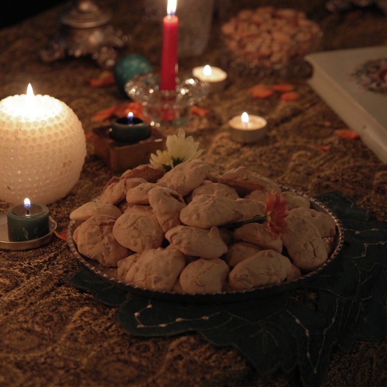 Walnussplätzchen stehen auf einem Altar (Foto: SWR, SWR Nordisch Filmproduction)