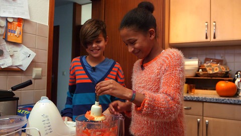 Levin und Madina beim Kochen (Foto: SWR)