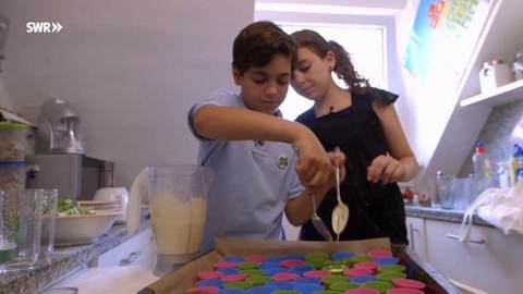 2 Kinder kochen gemeinsam brasilianische Käsebällchen (Foto: SWR)