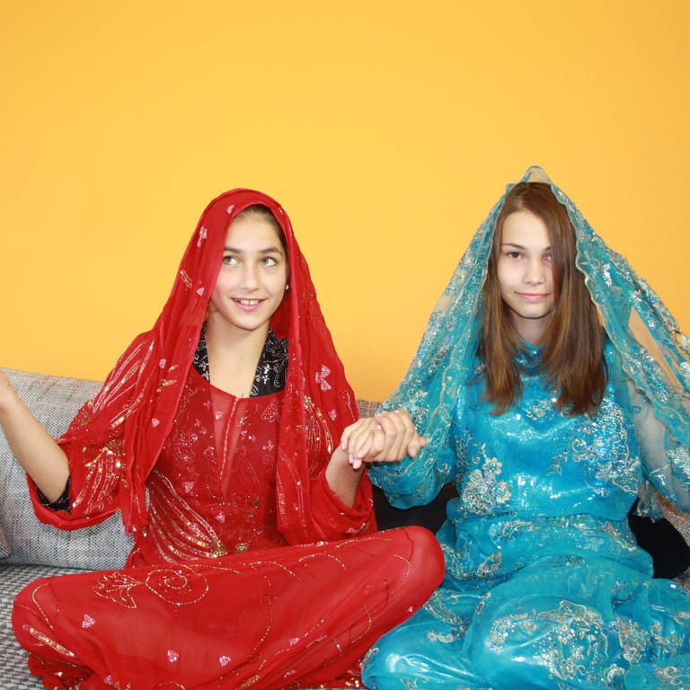 Adina und Xenia kochen irakisches Kifta Halab. (Foto: SWR)
