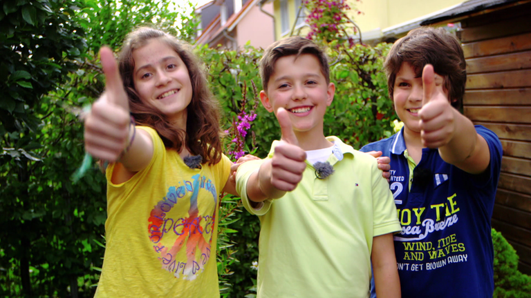 Laura, Jonathan und Alessandro zeigen einen Daumen hoch! (Foto: SWR)