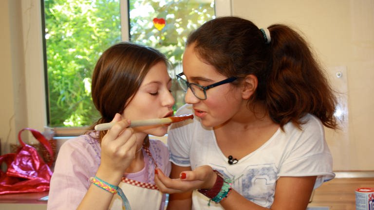 Julissa und Giolina beim Lasagne Kochen und Naschen. (Foto: SWR)