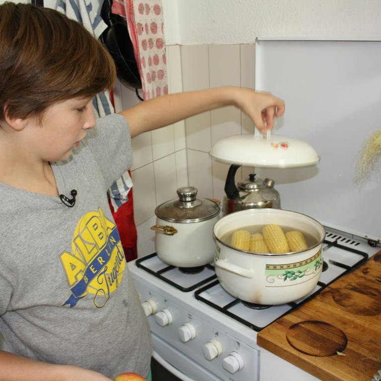 Ozan kocht Köfte mit Cacik (Türkische Frikadellen mit Joghurtsoße). (Foto: SWR)