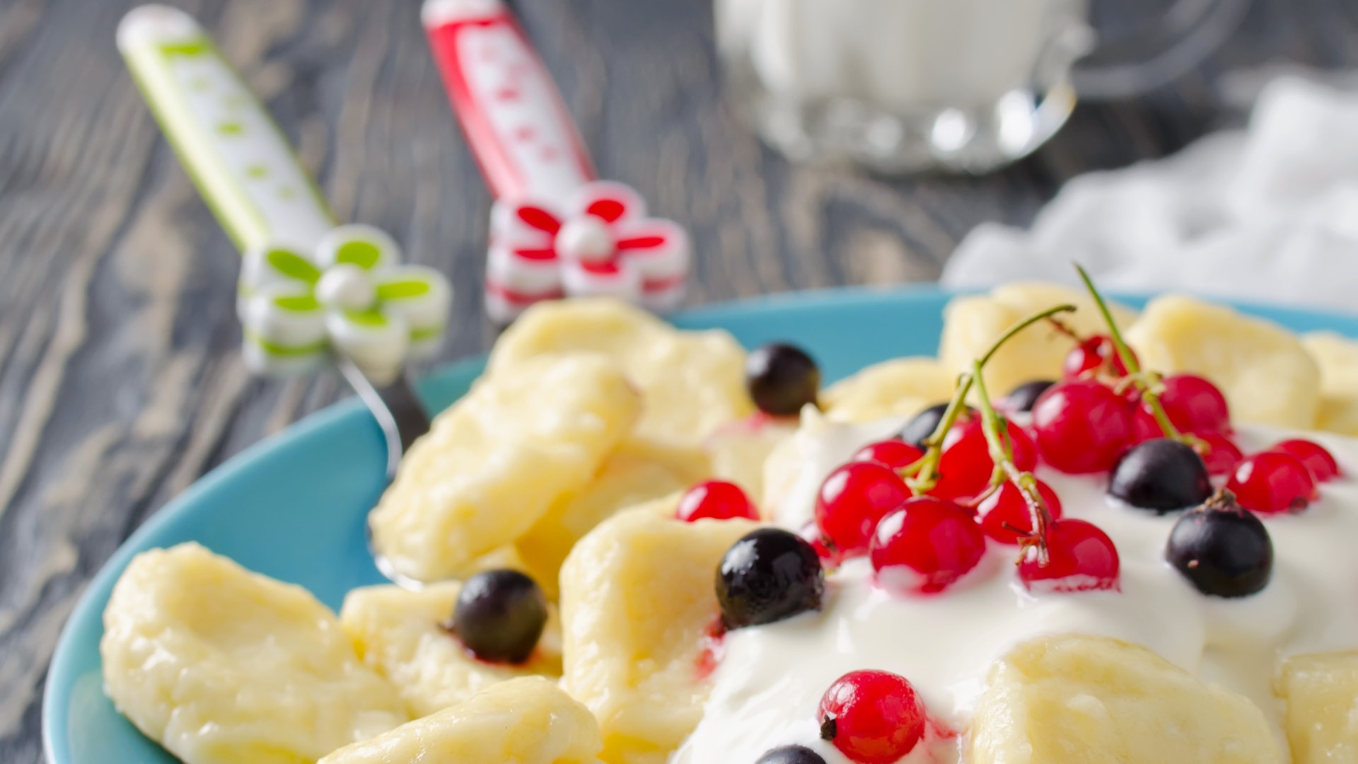 Foto: Fotolia Faule Knödel mit Johannisbeeren (Foto: Fotolia)