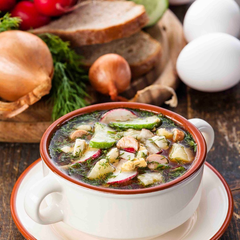 Okroschka (Russische Sommersuppe) (Foto: iStock)