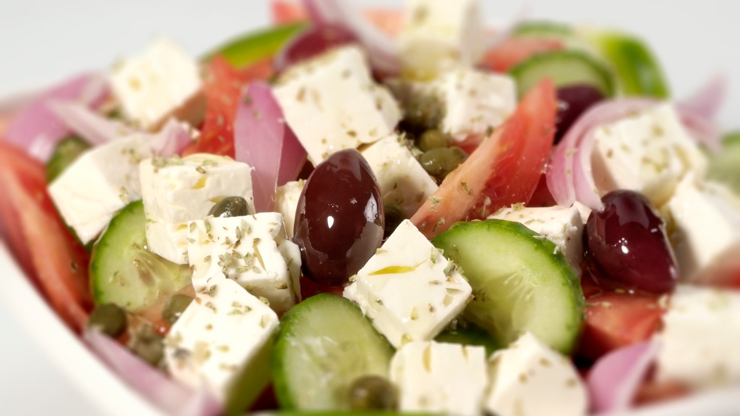 Rezept: Griechischer Bauernsalat zubereiten - Schmecksplosion ...